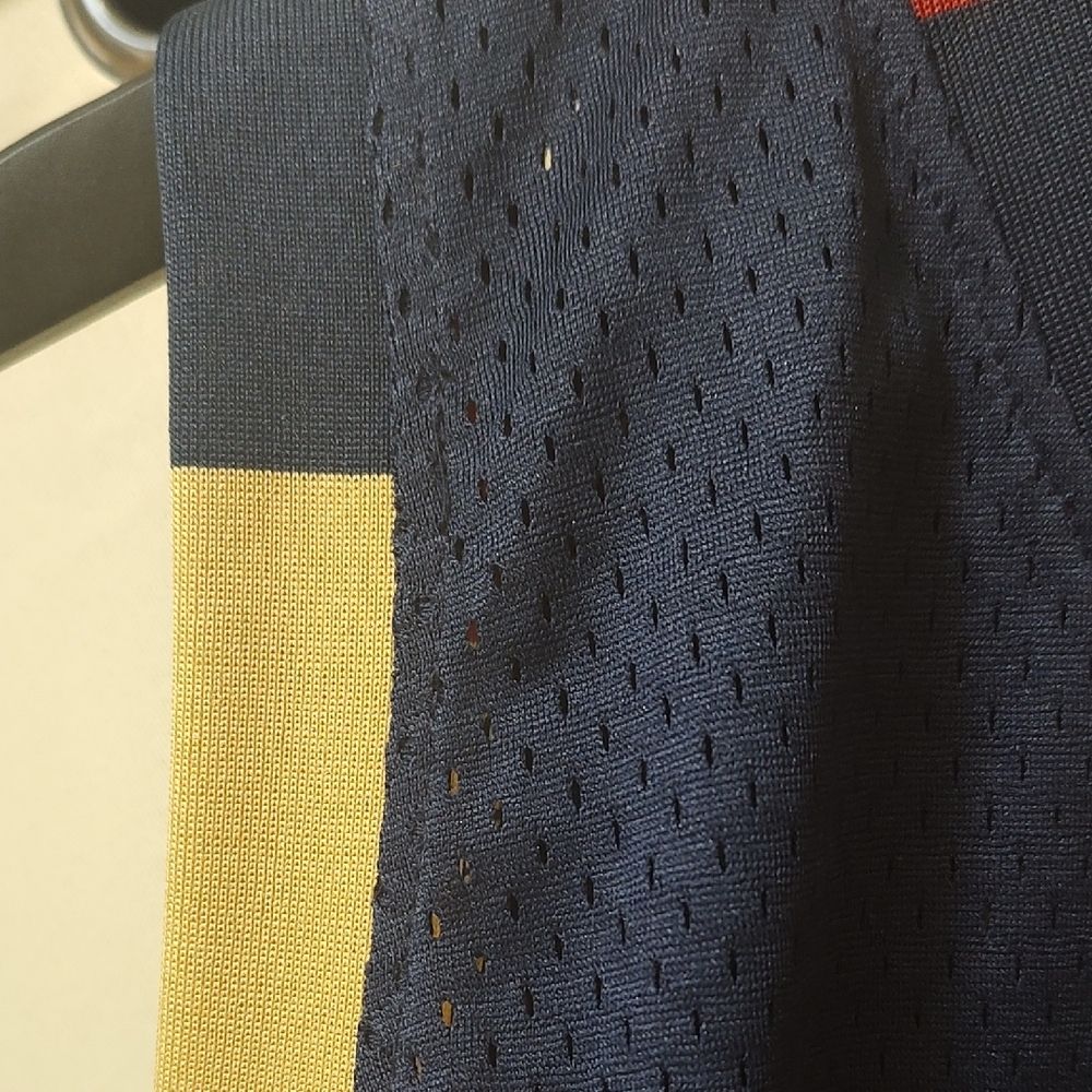 Cleveland Cavaliers James Jersey - Picture 10 of 15